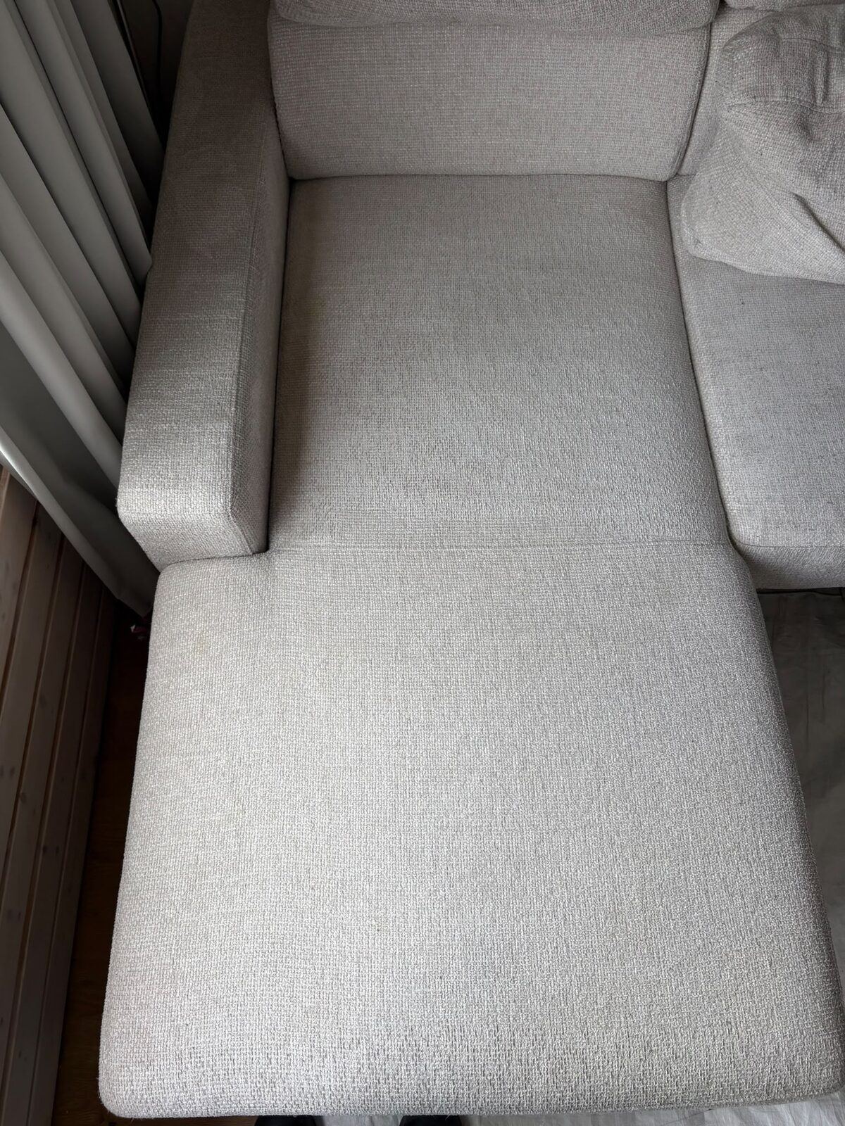Volledig gereinigde chaise longue van een beige hoekbank, egaal van kleur