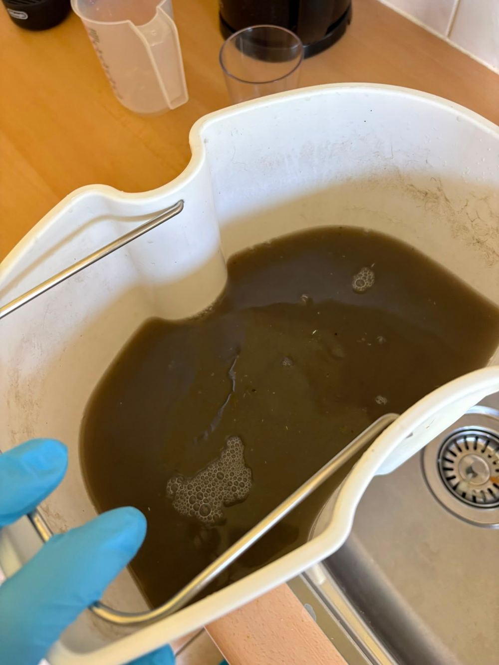 Waarom komt er zoveel vuil water uit een stoffen bank die schoon lijkt?