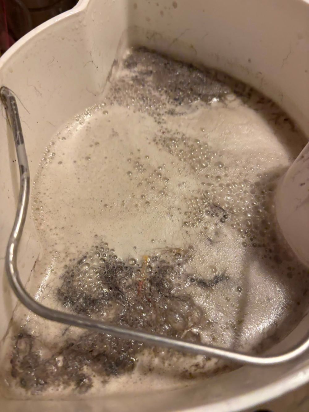 Waarom komt er zoveel vuil water uit een stoffen bank die schoon lijkt?