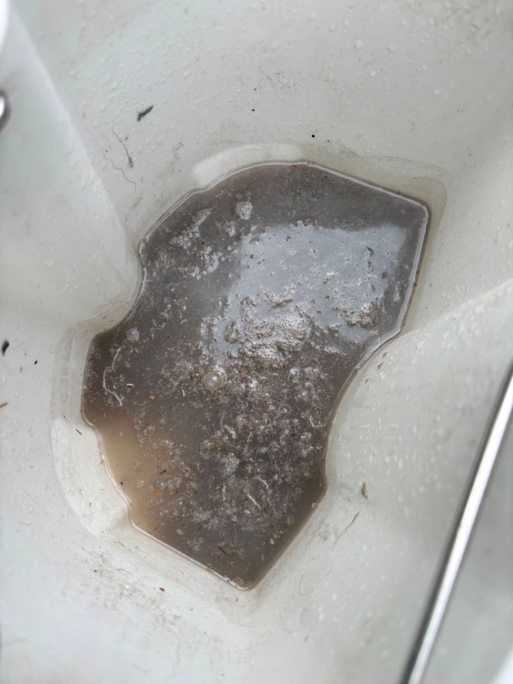 Waarom komt er zoveel vuil water uit een stoffen bank die schoon lijkt?