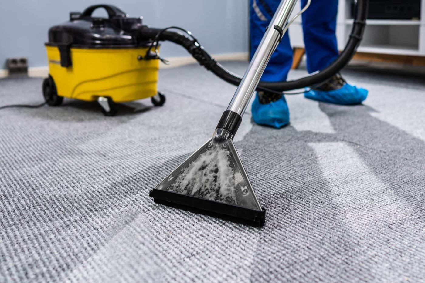 Vloerbedekking wordt professioneel gereinigd